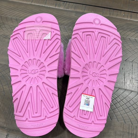 New without a box UGG slippers. Size 5 - Picture 6 of 8